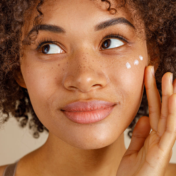 a women using anti wrinkle cream for body